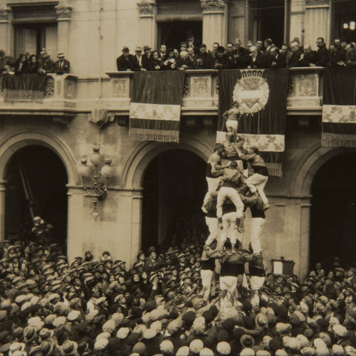 image for: Pere Català Pic - ...i els castellers s&#039;enfilen estimulats per un noble desig de superació en mig d&#039;una multitud nerviosa... - 1931