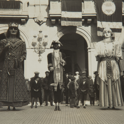 image for: Pere Català Pic - Els gegants, els gegants... La moixiganga. Belles representacions plàstiques de la Passió - 1931