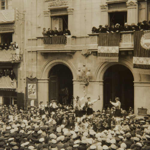 image for: Pere Català Pic - Els gegants, els gegants... La moixiganga. Belles representacions plàstiques de la Passió - 1931