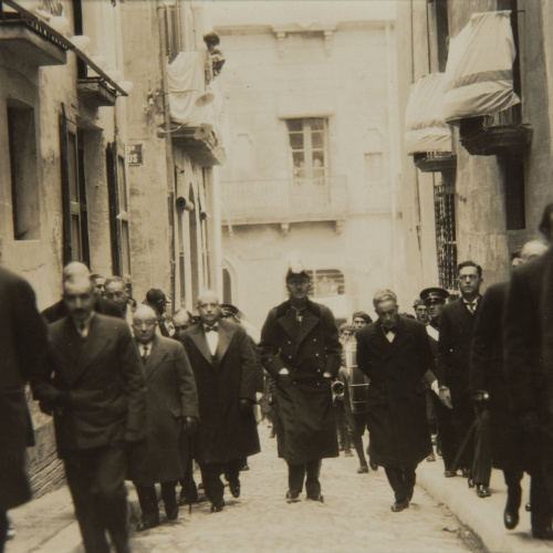 image for: Pere Català Pic - Els bisbes de Solsona i de La Seu d&#039;Urgell, el ministre de Treball i demés autoritats, dirigint-se a l&#039;Ofici Solemne - 1931