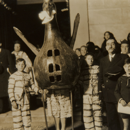 image for: Pere Català Pic - ...éssent presidida pel ministre del Treball i altres digníssimes autoritats. L&#039;àliga, representativa de la monstruositat i feresa, acata i custodia a la Verge - 1931
