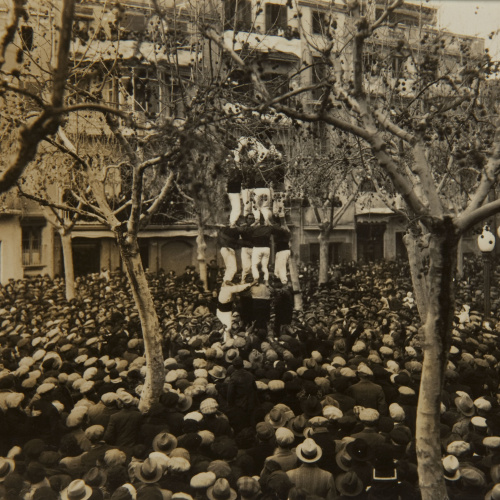 image for: Pere Català Pic - Moixiganga, castells i sardanes al pati. Heus ací un reflexe de la multitud que envaí el nostre poble - 1931