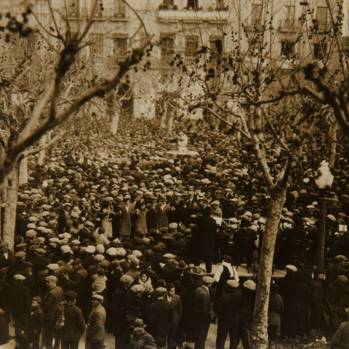 image for: Pere Català Pic - Moixiganga, castells i sardanes al pati. Heus ací un reflexe de la multitud que envaí el nostre poble - 1931