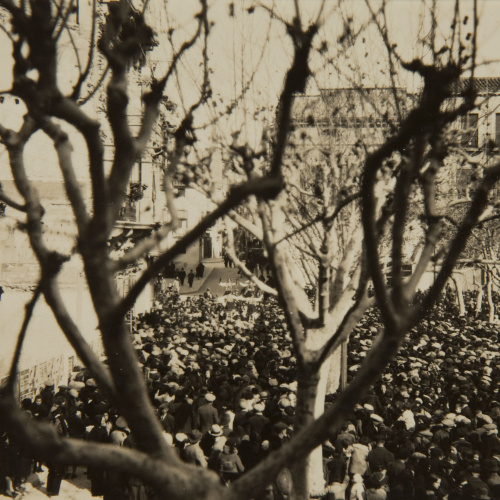 image for: Pere Català Pic - Moixiganga, castells i sardanes al pati. Heus ací un reflexe de la multitud que envaí el nostre poble - 1931
