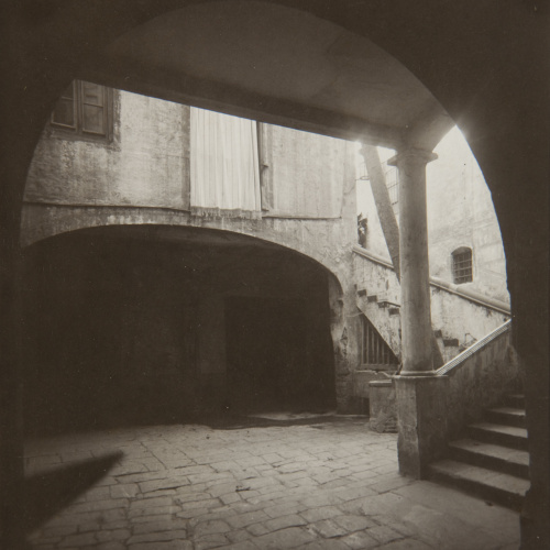 image for: Adolf Mas  - Pati de la casa núm. 25 del carrer dels Mercaders - Anterior a 1911