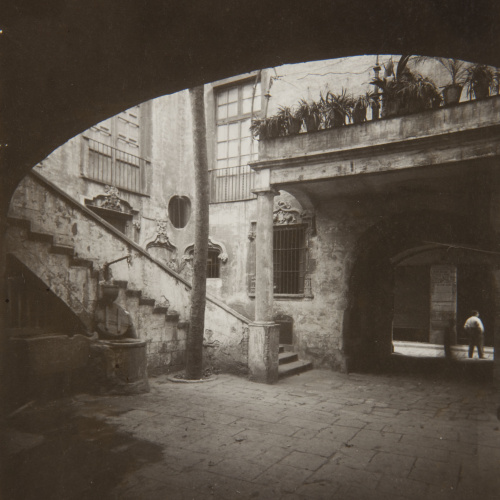 image for: Adolf Mas  - Interior del pati de la casa núm. 25 del carrer dels Mercaders - Anterior a 1911
