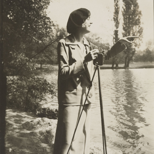 image for: Emili Vilà  - Fotografia model per als cartells «Taking Ways!» i «Pathe Baby nº 133» - Cap a 1920-1925