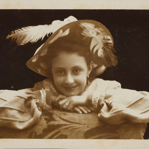 image for: Miquel Renom - Retrat de nena amb barret - No datat