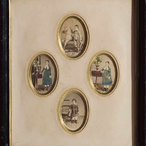 image for: Anònim - Marc amb quatre retrats infantils - Segle XIX