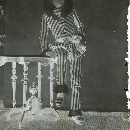 image for: Anònim - Fotografia d&#039;estudi d&#039;un jove disfressat d&#039;arlequí - Primer quart del segle XX