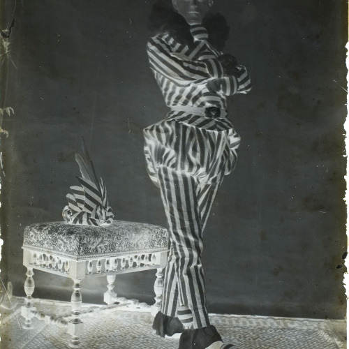 image for: Anònim - Fotografia d&#039;estudi d&#039;un jove disfressat d&#039;arlequí - Primer quart del segle XX