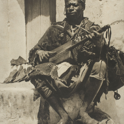 image for: Claudi Carbonell - El moro de la guitarra [L&#039;home del guinbri] - Cap a 1920