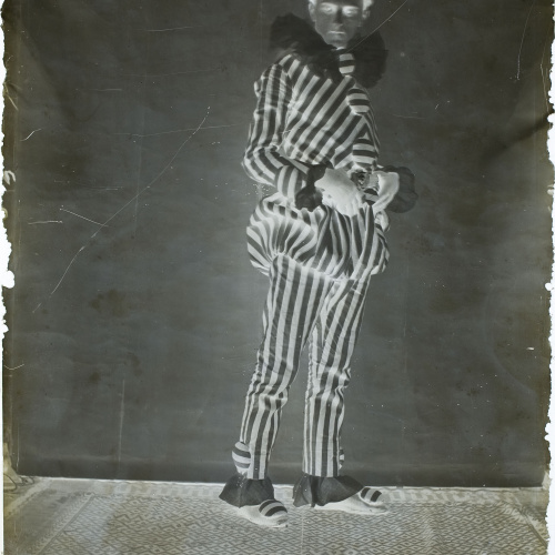 image for: Anònim - Fotografia d&#039;estudi d&#039;un jove disfressat d&#039;arlequí - Primer quart del segle XX