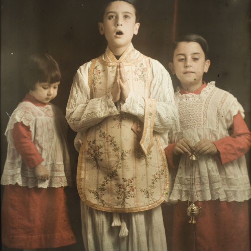image for: Francesc Carrera Bou - Retrat de Maria Lluïsa, Francesc i Albert Carrera Faura com a escolanets - Cap a 1926