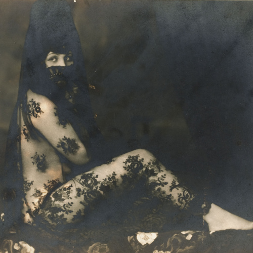 image for: Josep Masana - Sense títol [Maja asseguda amb mantellina] - Entre 1920-1940