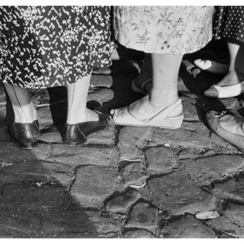 image for: Joana Biarnés - A falta de diners, ratlles pintades en lloc de les costures de les mitges - 1960 (tiratge 2017)