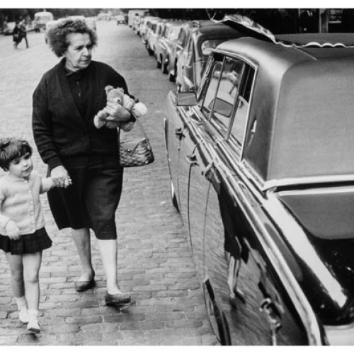 image for: Joana Biarnés - Àvia i néta miren encuriosides un cotxe modern als carrers de Madrid - 1963 (tiratge 2017)