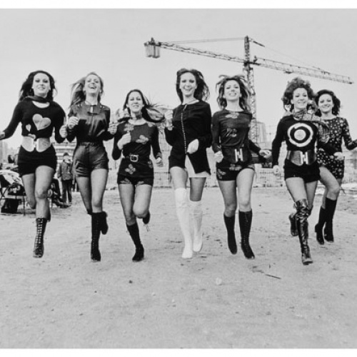 image for: Joana Biarnés - Moda al carrer. Sessió fotogràfica de la nova moda dels pantalons shorts - 1971 (tiratge 2017)