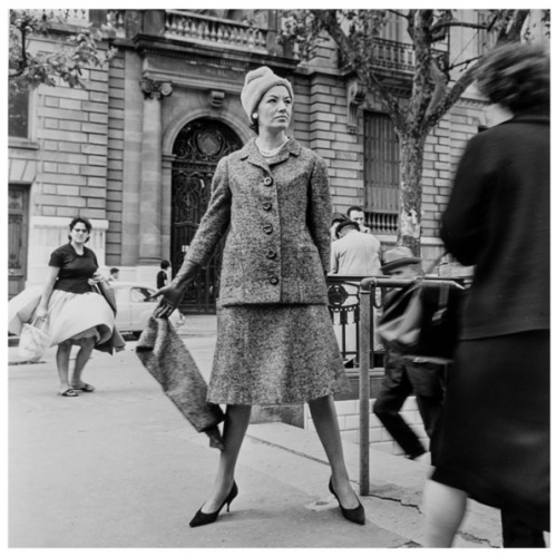 image for: Joana Biarnés - Moda al carrer. Sessió fotogràfica a la Diagonal de Barcelona - 1962 (tiratge 2017)