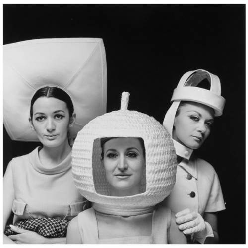image for: Joana Biarnés - Sessió fotogràfica amb barrets OP-ART del dissenyador Antonio Nieto - Madrid, 1967 (tiratge 2017)
