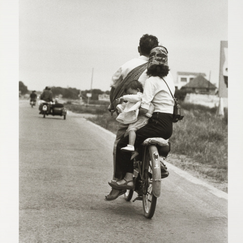 image for: Francisco Ontañón - Familia en Mobilette (Família amb Mobilette) - 1954