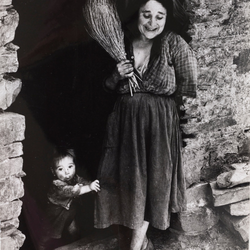 image for: Oriol Maspons - Femme de Las Hurdes. Fotografia per al llibre «Caminando por Las Hurdes», d&#039;Antonio Ferres i Armando López Salinas - 1960