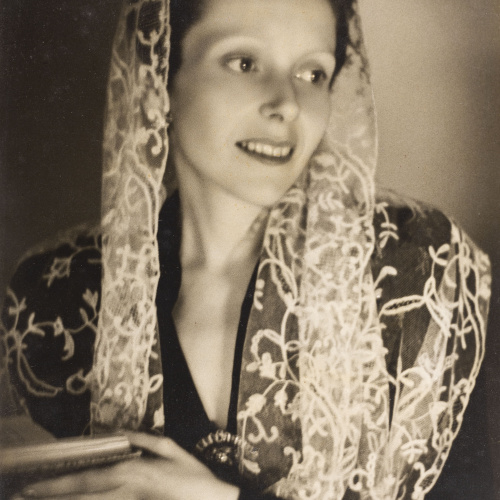 image for: Otho Lloyd - Retrat de dona - Cap a 1944