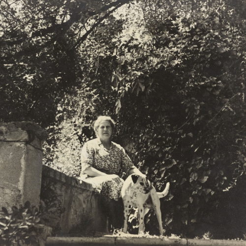 image for: Otho Lloyd - Retrat d&#039;Olga Sacharoff amb el seu gos Dicki - Cap a 1942
