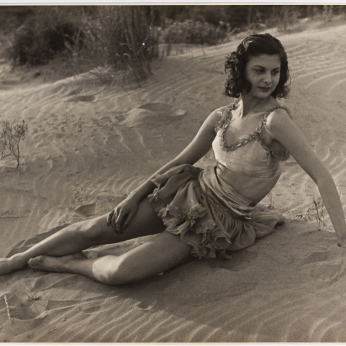 image for: Otho Lloyd - Noia a la platja - Cap a 1944-1950