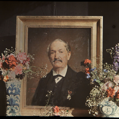 image for: Francesc Carrera Bou - Natura morta amb el retrat del pare de l&#039;artista, per Antoni Caba - Cap a 1922-1926