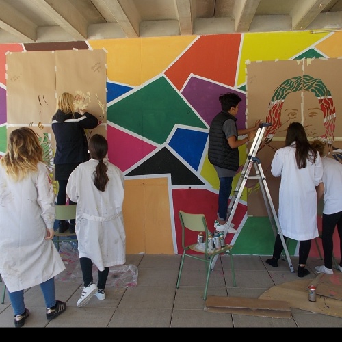 Un mural de BTOY i els alumnes de l&#039;IES Lluís Domènech i Montaner al museu